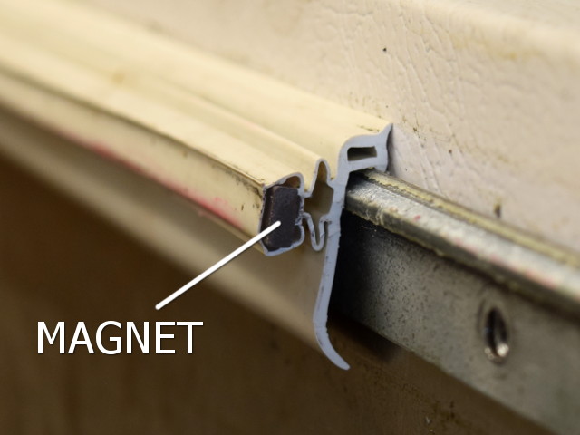 مکانیزم آهن‌ربایی مستقیم با نوار یک‌تکه مکانیزم‌های اتصال نوار دور درب یخچال به درب یخچال (Gasket fridge connection mechanism Direct Magnetic Holding)